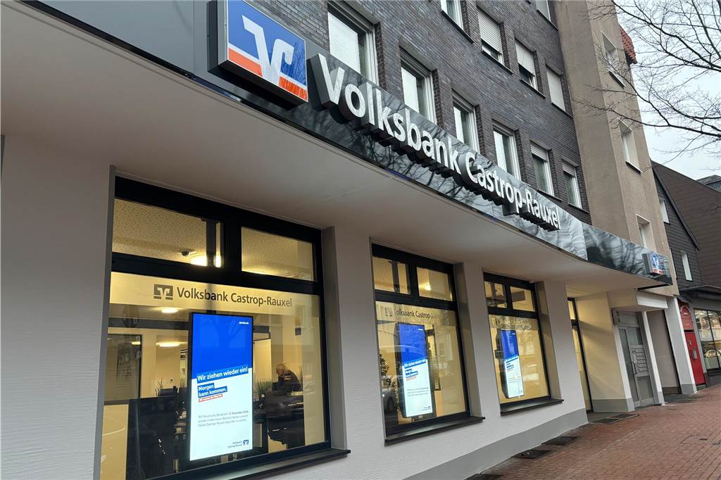 Volksbank öffnet im neuen Gewand: Bekenntnis zu Standort am Biesenkamp Auch von außen hat sich die Volksbank am Biesenkamp einen neuen Look verpasst. Neu sind unter anderem Bildschirme in den Schaufenstern.