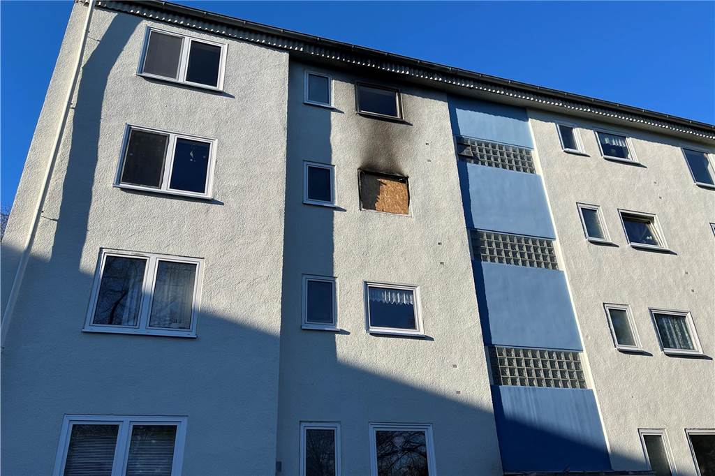Nach Küchenbrand: Birgit Krause wartet seit Monaten auf Renovierung Auch von außen ist erkennbar, dass das Küchenfenster in Birgit Krauses Wohnung nur notdürftig mit einer Holzplatte versehen ist