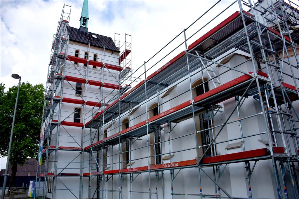 Fenster, Lampen, Heizung, Anstrich: Christuskirche wird aufwendig saniert Auch von außen wird an der Christuskirche gearbeitet: Die Fassade wird gereinigt, Risse verfüllt und der Anstrich erneuert.