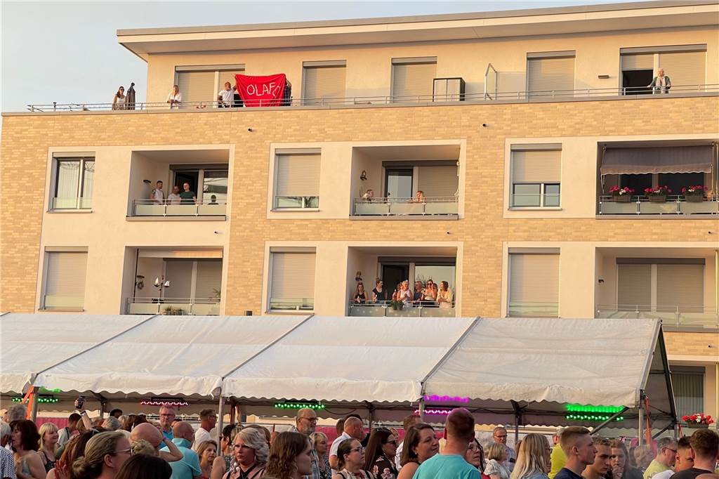Stadtfest-Party Selm 2022: Christa Didzuns Logenplatz hat einen Haken Auch von der Bühne aus ist das Erdgeschoss nicht zu sehen. Die Mieter darüber haben allerdings eine hervorragende Sicht auf das Konzertgeschehen auf dem Campus-Platz.