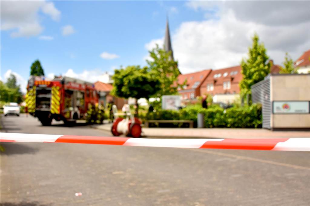 Elektroarbeiten lösen Feuer aus: Feuerwehr rettet acht Bewohner am Domhof Absperrung am Domhof