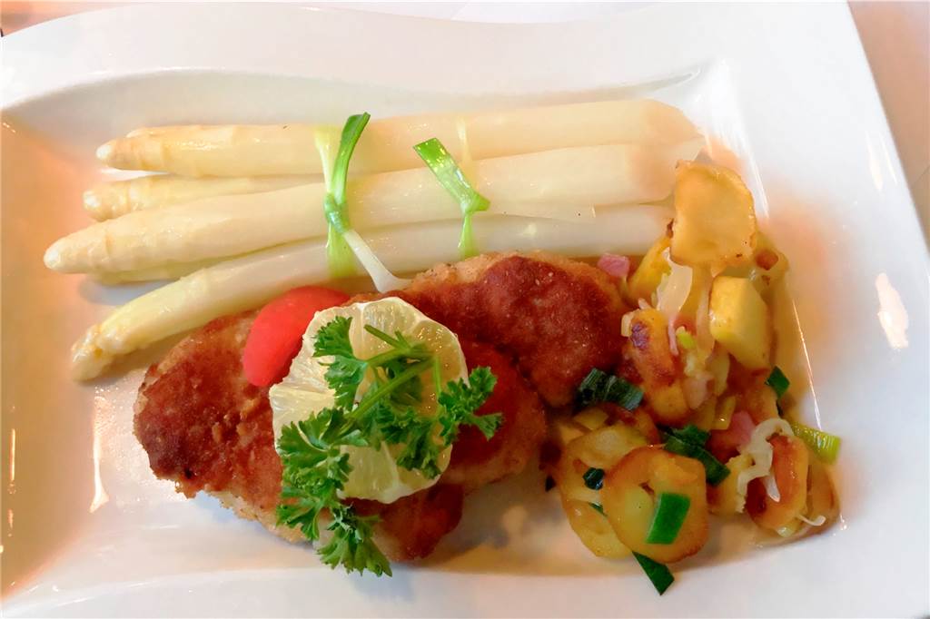 Im Heidehof gibt es Spitzenküche mit französischer Note Auch von der saisonalen Spargelkarte: das panierte Schweineschnitzel mit Stangenspargel.