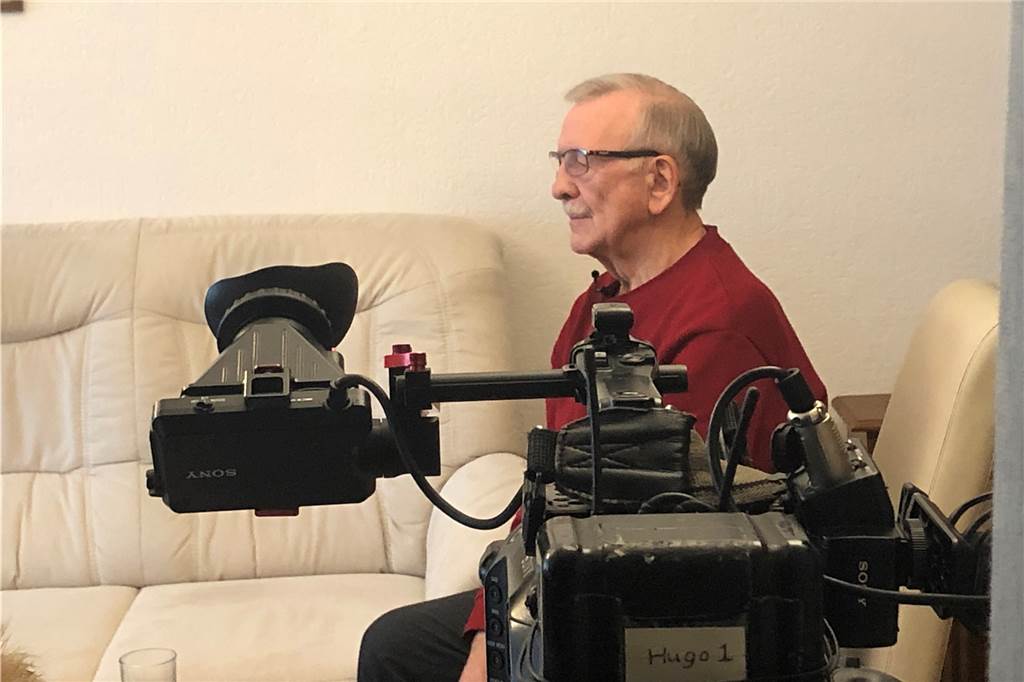 „Ich bin emotional sehr aufgewühlt“ – Medienrummel bei unheilbar krankem Rentner im Wohnzimmer Auch von der Seite ist eine Kamera auf Helmut Feldmann gerichtet.