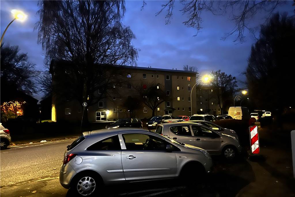 Nach Serie von Auto-Aufbrüchen: Castrop-Rauxeler will patrouillieren Parkende Autos an der Dresdener Straße