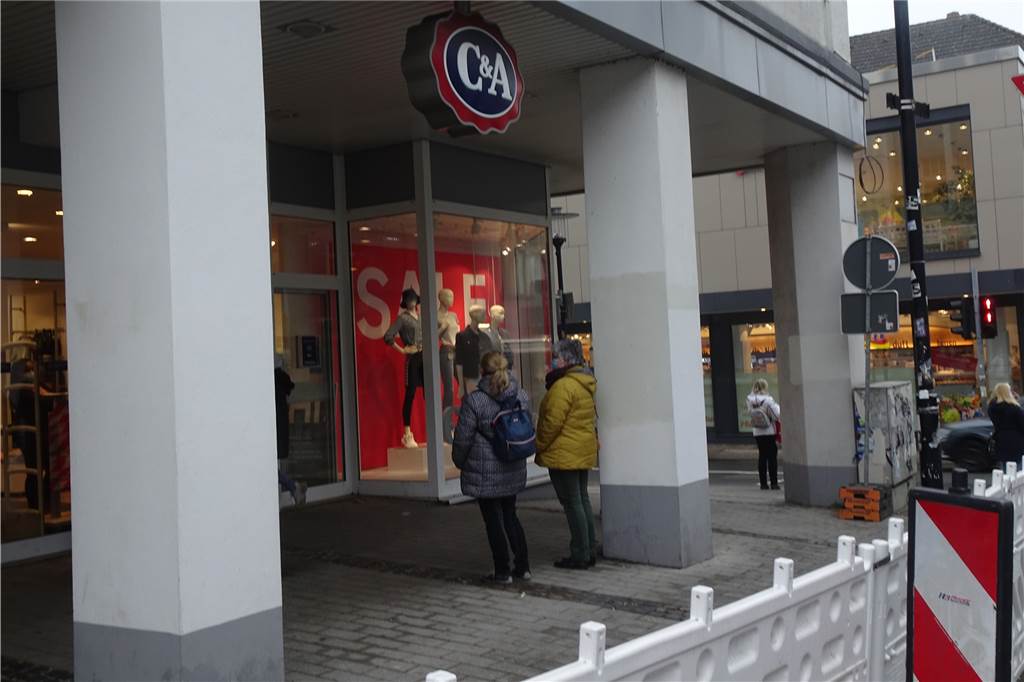 Praxistest: Brauche ich bei Toom und Co. überhaupt einen Termin zum Einkaufen? Auch vor C&A warten die Kunden am Montagvormittag auf Einlass.