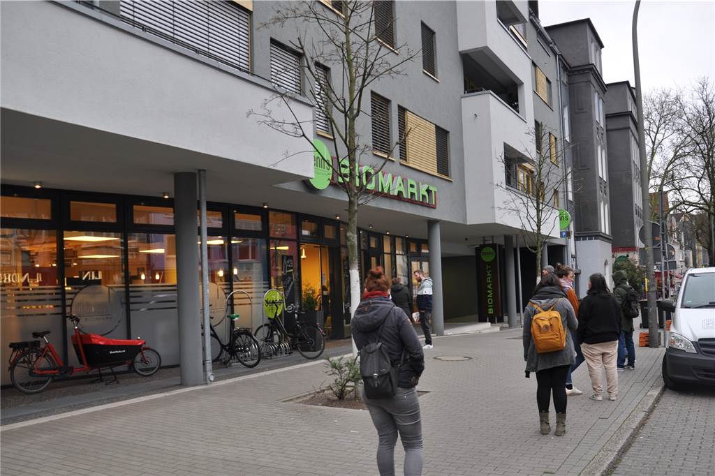 Coronavirus in Dortmund: Kunden müssen Schlange vor Kreuzviertel-Geschäften stehen Auch vor dem Bio-Markt an der Lindemannstraße bildete sich wegen der Coronavirus-Kundenbegrenzung eine Schlange.