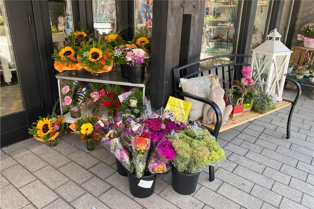 Neueröffnung an der Bonenstraße: Blumen Jasmin erhält viele Glückwünsche Blumen vor einem Geschäft
