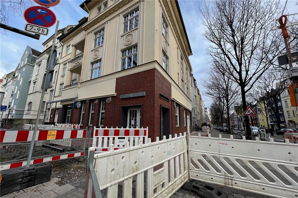 Großkreutz-Kneipe im Kreuzviertel: Eröffnung pünktlich zur Meisterfeier? Auch vor dem markanten Eckhaus an der Kreuzung Lindemann-/Kreuzstraße befindet sich derzeit eine Baustelle.