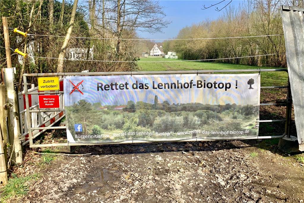 Wohnungen statt Wiese: So soll es am Lennhofe demnächst aussehen Auch vor Ort sichtbar: der Protest gegen die Bebauung.