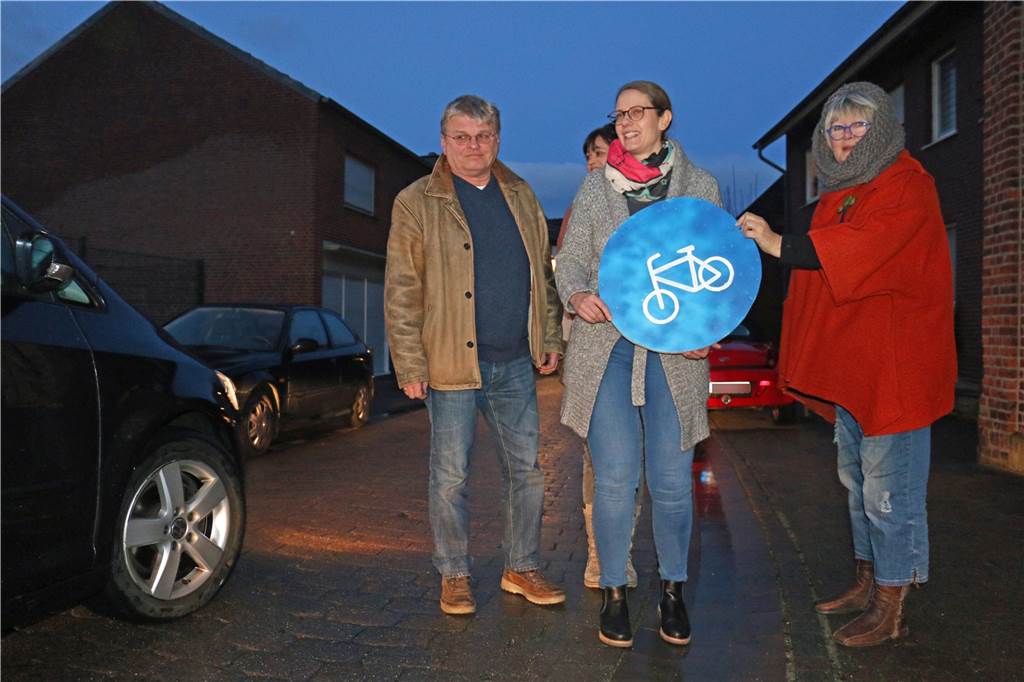 „Das ist unrealistisch“ - Anwohner kritisieren Gutachten zum Verkehrskonzept der Altenhammstraße Auch während des Ortstermins fuhren viele Autos an den Anwohnern vorbei. Sie könnten sich auch vorstellen, aus der Altenhammstraße eine Fahrradstraße zu machen, um die Verkehrssituation zu entzerren.