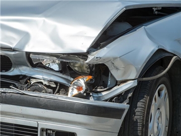 Auch während einer Rotphase müssen Autofahrer genau aufpassen, wann sie ausparken. Sonst kommt es zu einem Unfall. Foto: Armin Weigel/dpa