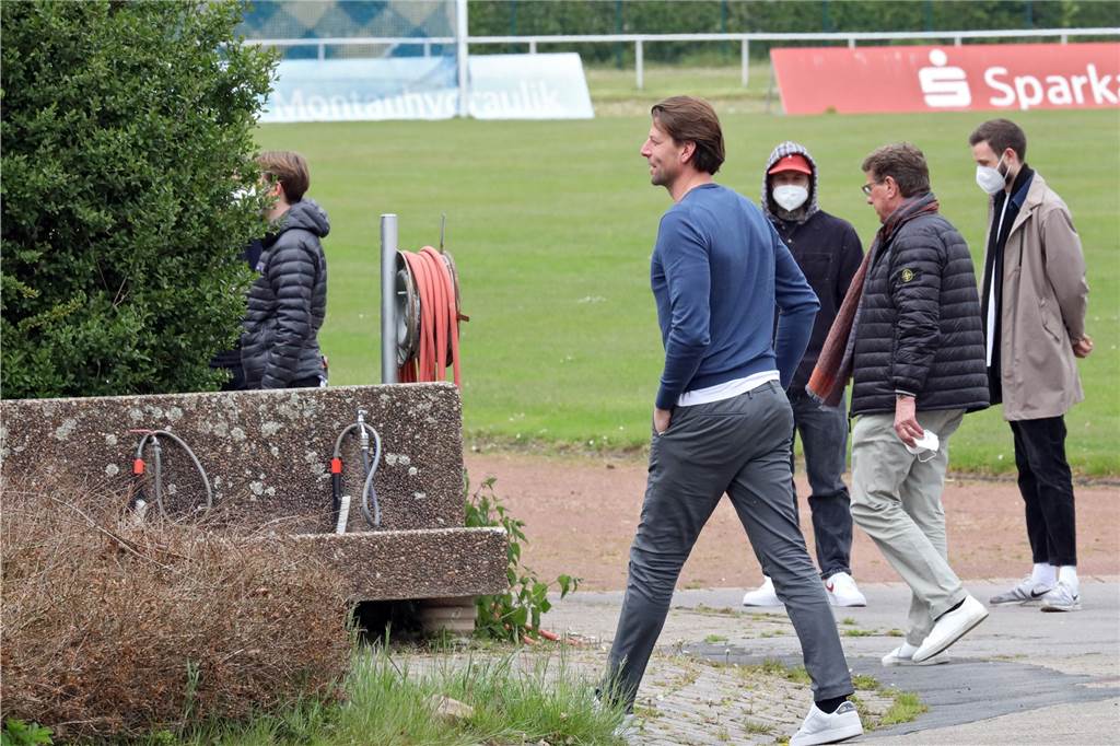 Streng geheim! Bundestrainer Joachim Löw sorgte am Freitag in Holzwickede für Stadion-Sperrung Auch Weltmeister und Ex-BVB-Keeper Roman Weidenfeller war bei den Dreharbeiten dabei.