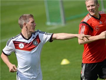 Auch wenn Bastian Schweinsteiger noch eine Sonderrolle zukommt, dirigieren geht schon wieder. Foto: Andreas Gebert