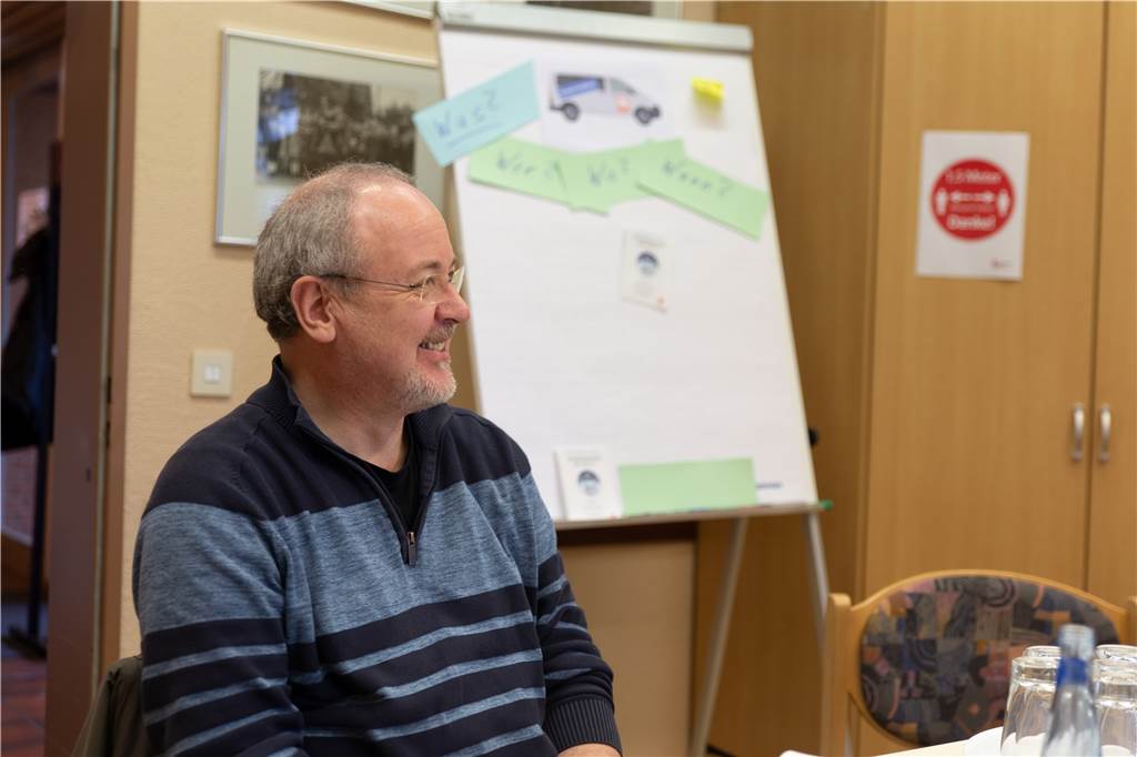 Nahversorgung in Feldhausen: Caritas sucht ehrenamtliche Helfer Pastoralreferent Werner Koschinski vor dem leeren Ideen-Bord bei einem Caritas-Treffen in Feldhausen.