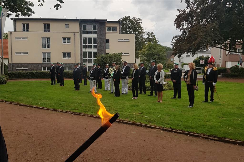 Schützen feierten Geisterfest - etwas Stimmung, viel Wehmut Auch, wenn das Schützenfest abgesagt werden musste, führten die Schützen am Samstag im kleinen Kreis die Gedenkstunde am Ehrenmal durch.