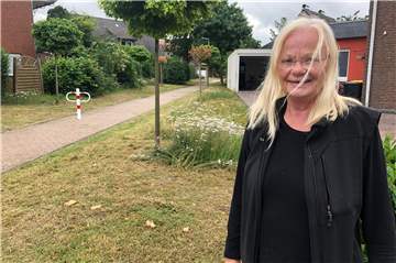 Auch wenn der Bauhof wie hier an einem Fußweg der Paßstraße nur etwa die Hälfte mäht, reicht dies Hildegard Daldrup im Kampf für Artenvielfalt und Insekten nicht aus.