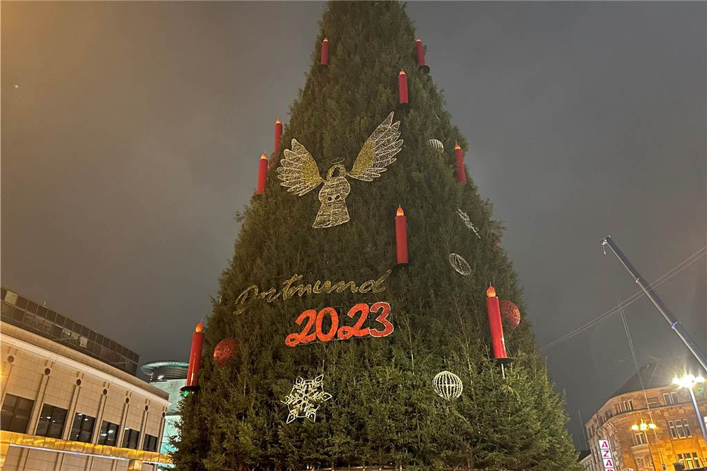 Weihnachtsmarkt-Glühwein wird teurer Auch wenn der Baum noch nicht ganz fertig aufgebaut ist – die Lichter leuchteten testweise schon.