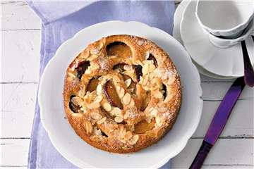 Auch wenn die Früchte im Teig versunken sind, ist Pflaumenkuchen ein Genuss. Hier er wird er mit gehobelten Mandeln bestreut. Foto: Dr. Oetker Versuchsküche