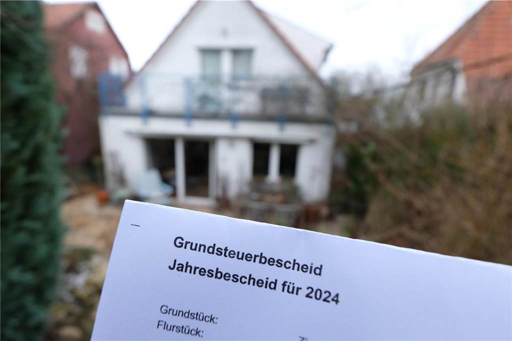 Auch wenn die Gesamtsumme „aufkommensneutral“ ausfallen soll: Viele Besitzer von kleinen und älteren Häusern müssen wohl 2025 deutlich höhere Grundsteuern zahlen.