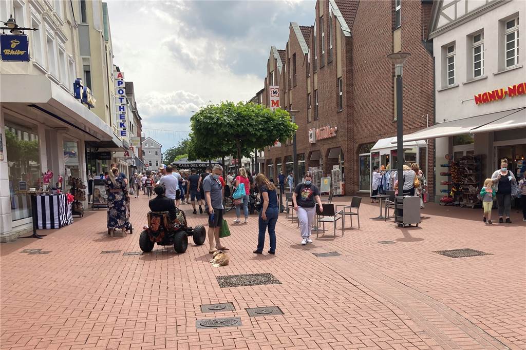 Weitere Lockerungen: Lüner genießen Wochenende im Seepark und der City Auch wenn die grundsätzliche Maskenpflicht in der Lüner Innenstadt entfällt: Es gibt Ausnahmen. Viele Lüner trugen die Masken am Samstag noch ganz selbstverständlich.