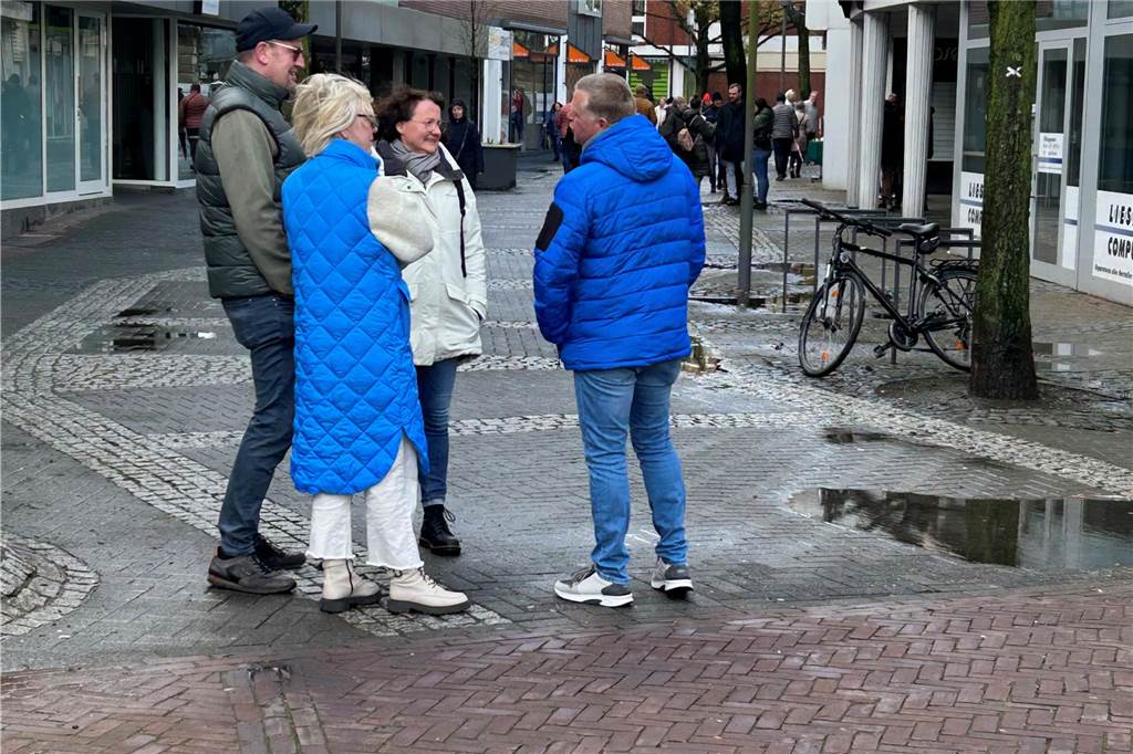 Regen vor dem Osterwochenende: Vredener Heimattag fällt ins Wasser Zwei Männer und zwei Frauen stehen zusammen und reden.