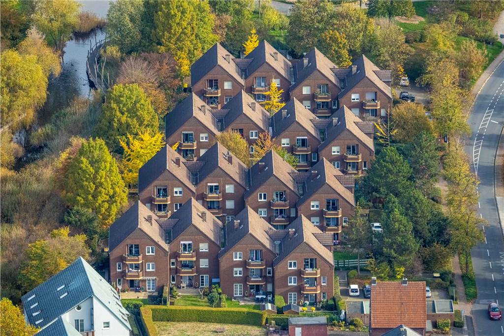 Solar-Städteranking 2022: Mehr PV-Anlagen auf den heimischen Dächern Eine Bergkamener Wohnhaus-Siedlung am Wasserpark aus der Luft.