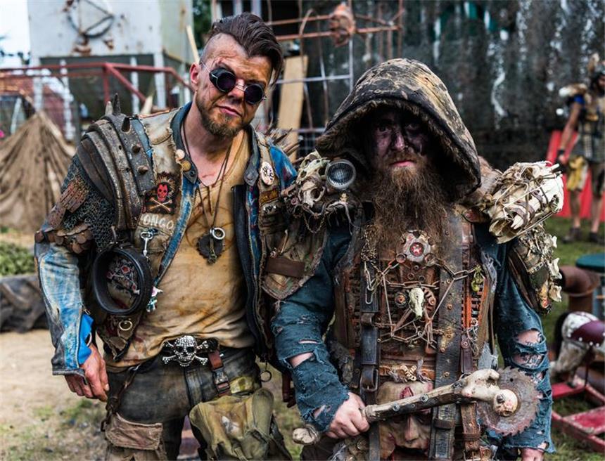 Metal-Mekka Wacken: Open Air-Festival startet Auch wenn diese beiden "Wasteland Warriors" ziemlich martialisch und gefährlich aussehen: Das Festival in Wacken zeichnet sich durch seine friedliche Atmosphäre aus.