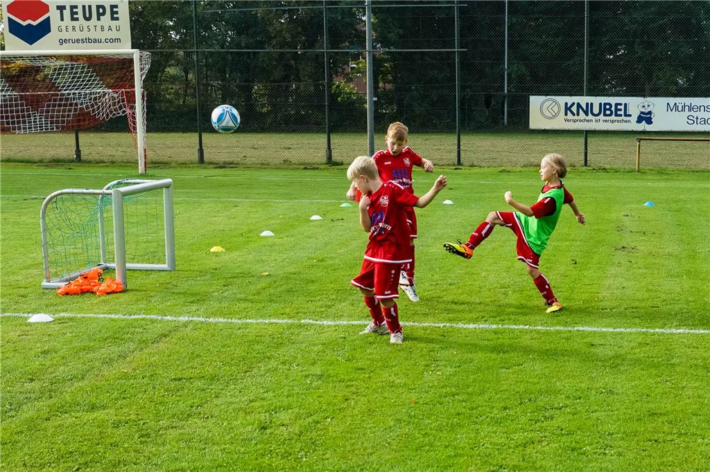 Mit Video: Neue Spielformen im Juniorenfußball werfen noch viele Fragen auf Auch wenn einiges neu war, war der Nachwuchs mit Spaß bei der Sache.