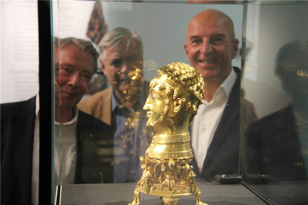 Auch wenn er nicht mehr als Darstellung des Kaisers Barbarossa gilt, ist der goldene Kopf nach wie vor eine der bedeutendsten Porträt-Büsten des Mittelalters. Das wertvollste Stück aus dem Cappenberger Kirchenschatz ist jetzt im Museum zu sehen. Dr. Heinrich Schulze Altcappenberg (v. l.) vom Rotary-Club Kaiser Barbarossa Selm, der die Initiative gestartet hatte zur Ausstellung, Dr. Hermann Arnhold, der Direktor des LWL-Museums Münster, wo eine parallele Ausstellung zum Thema am 28. Oktober begin