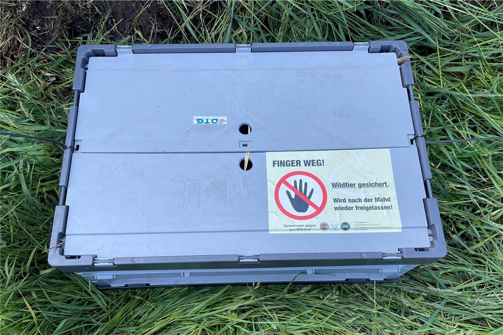 Wiesen-Mahd: Landwirte in Dorsten retten Rehkitze vor dem Tod Eine Box für die Rehkitze
