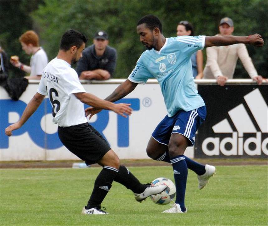 Schützenfest für den guten Zweck Auch wenn es für den guten Zweck war: Zweikämpfe gehörten beim Spiel der TuS Haltern Allstars und der Viva con Agua Allstars natürlich auch dazu.