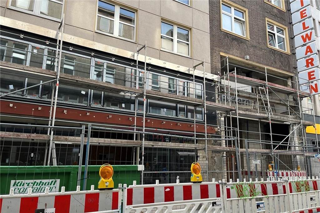 Kik hält trotz weiterer Verzögerung an Eröffnung im Ex-Lütgenau-Haus fest Auch wenn es von außen nicht so aussieht: im Ex-Lütgenau-Haus am Ostenhellweg in Dortmund laufen weiter die Umbauarbeiten. Für den Baufortschritt gibt es allerdings immer wieder Rückschläge. Jetzt wurde festgestellt, dass teilweise eine Betonsanierung nötig ist.