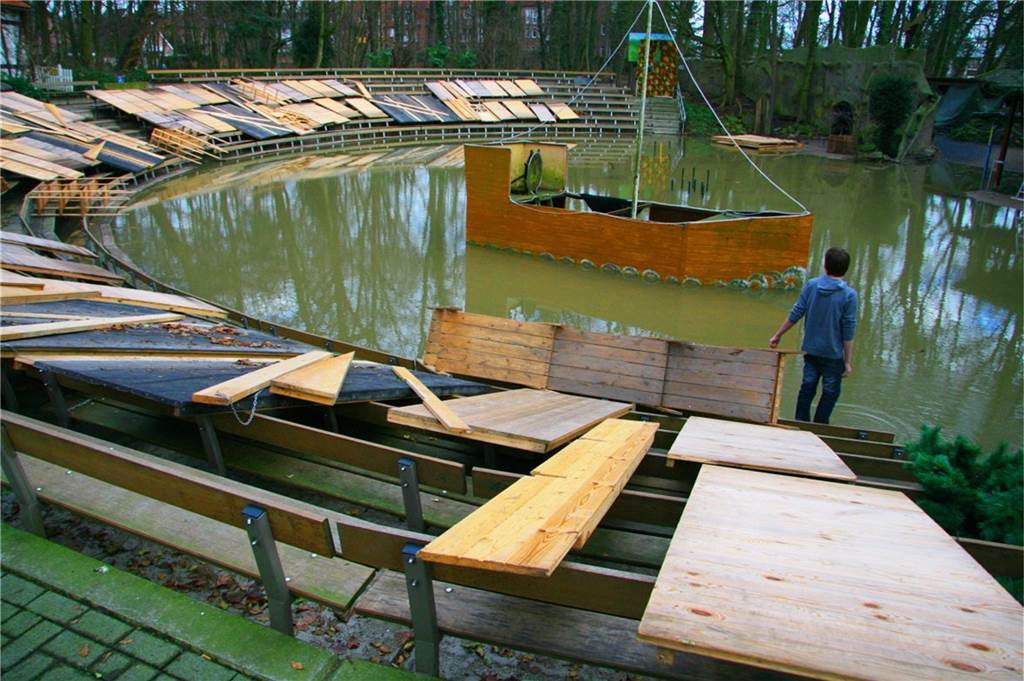 Horne-Katastrophen: Es liegt erst 50 Jahre zurück, dass die Horne halb Werne überflutete Auch wenn Horne-Hochwasser der Innenstadt heutzutage nichts mehr anhaben kann: Die Freilichtbühne dagegen bekam im Jahre 2011 nasse Füsse. Die "Hoppetosse" aus dem Pippi-Langstrumpf-Stück dümpelt im Hochwasser. Auf den Zuschauerrängen trocknen die Einzelteile der Buden des Adventsmarktes.