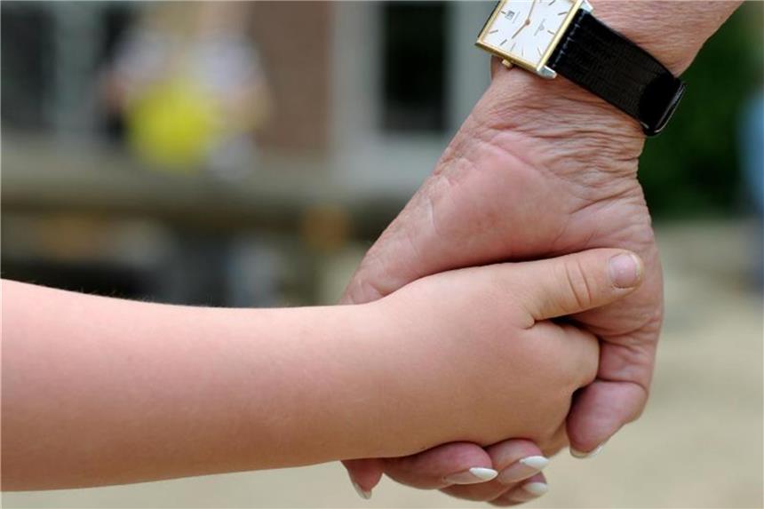 Aufklärung des Enkelkindes vorher mit den Eltern absprechen Auch wenn Kinder gezielte Fragen stellen, sollten Großeltern bei ihren Enkeln nicht die Aufklärung übernehmen. Foto: Jochen Lübke