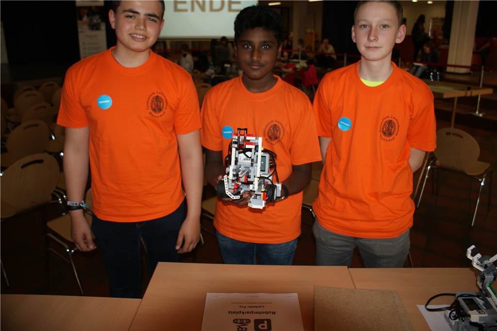 38 regionale Schüler-Teams stürzten sich in Nette in den Roboter-Wettkampf Auch wenn nicht alles hundertprozentig geklappt hat, waren Paul, Bastian und Finn (v.l.) mit ihrem Durchgang zufrieden.