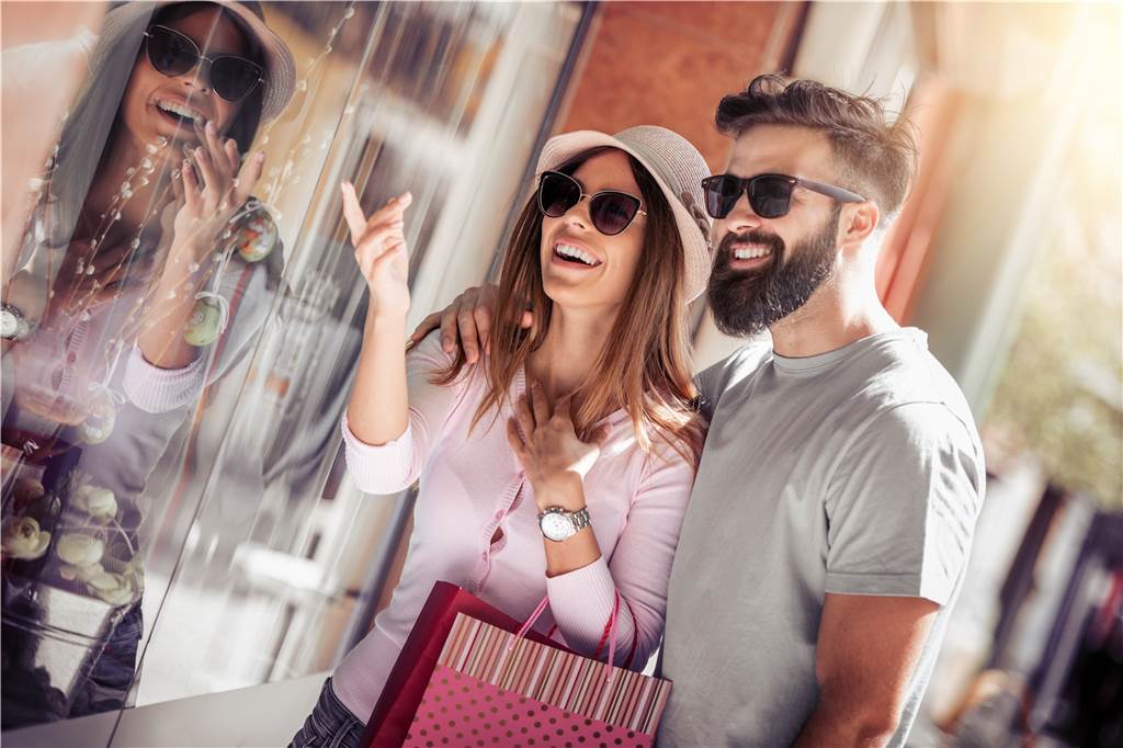 NRW: Verkaufsoffene Sonntage und Feste locken bis zum Jahresende in vielen Städten paar beim shoppen