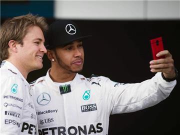 Auch wenn Rosberg nichts gegen ein Selfie mit Hamilton hat: Im Rennen will er nicht der freundliche Statist sein. Foto: Jorge Zapata