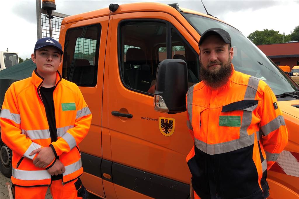 Ausbildungsstart bei der Stadt Dortmund: „Um fünf klingelt der Wecker“ Auch, wenn sie früh aufstehen müssen, bisher haben die Azubis Rene Schürmann (l.) und Lennart Bürrig (r.) Spaß an ihrer Ausbildung beim Grünflächenamt der Stadt Dortmund.