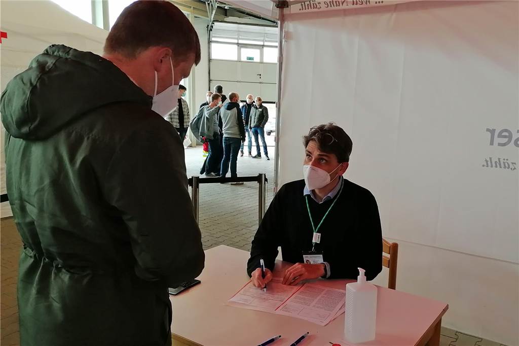 Hunderte Feuerwehrleute aus dem Kreis Borken bekommen spontan Impftermin Auch wenn sie spontan reagieren mussten, die Impfaktion der Feuerwehrleute im Impfzentrum in Velen lief am Sonntag und Montag reibungslos ab.