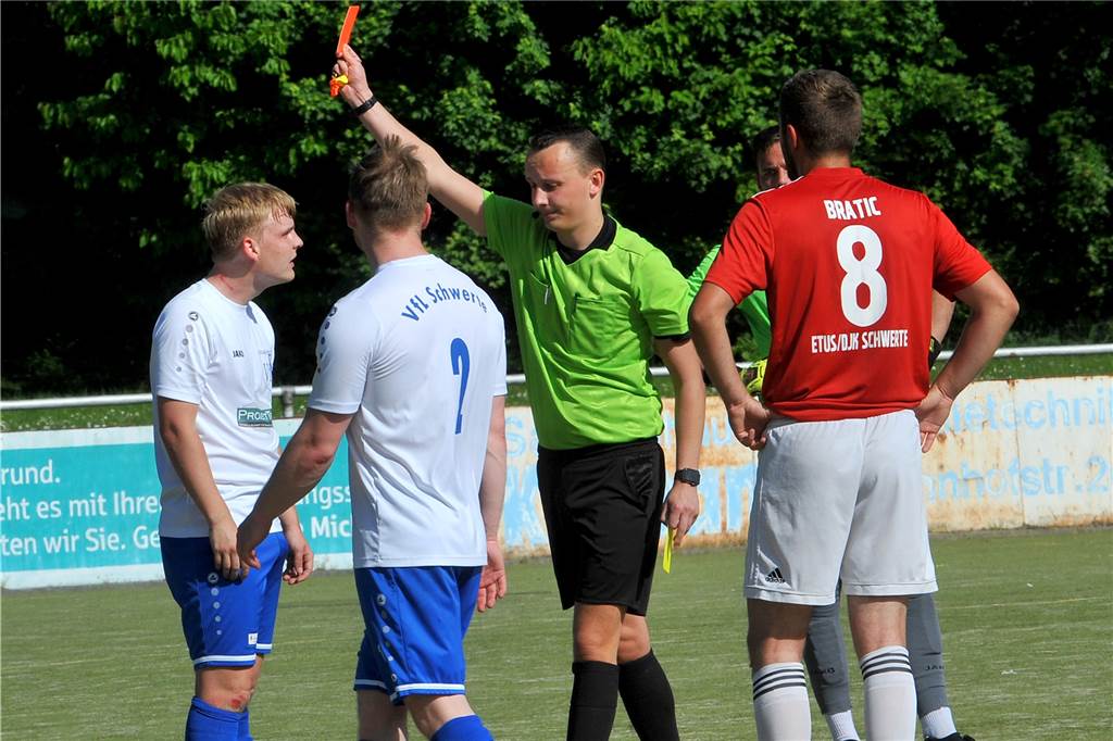 Rasse, Tempo, Emotionen? Nichts davon gab‘s beim Derby zwischen VfL und ETuS/DJK Schwerte Auch wenn Simon Baehr (li.) es nicht wahrhaben will: Der VfL-Spieler sieht von Schiedsrichter Perschke in dieser Szene des Derbys die rote Karte.
