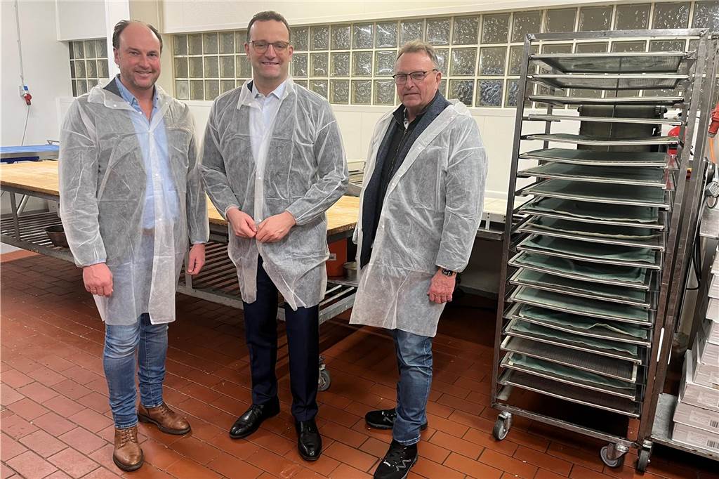 Jens Spahn bei Bäckerei Kanne: Unternehmen kämpft mit Problemen Auch wenn Wilhelm Kanne Senior (rechts) schon Rentner ist, hilft er trotzdem in der Traditionsbäckerei aus.