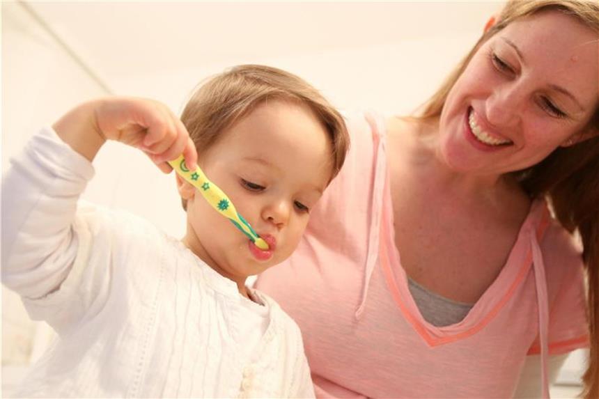 Kleine Kinder einfach mal machen lassen Auch, wenn's länger dauert: Kleine Dinge selbst zu erledigen, gibt Kindern Selbstvertrauen. Foto: Bodo Marks