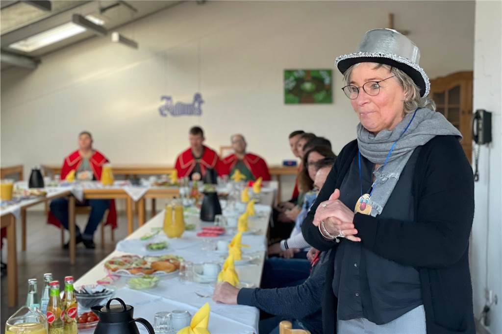Prinz Sascha und Prinzessin Manuela führen durch die Session Werkstattleiterin Katja Alfing steht beim Prinzenfrühstück am gedeckten Tisch und begrüßt die Gäste.