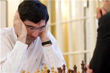 Auch Wladimir Kramnik aus Russland (l) möchte noch einmal Schach-Weltmeister werden. Foto: Alessandro Della Bella/KEYSTONE
