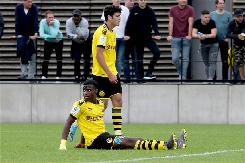 BVB-U19 muss Rückschlag in der Youth League einstecken - Skibbe-Elf enttäuscht in Prag Auch Youssoufa Moukoko (u.) und Gio Reyna konnten die Niederlage nicht abwenden.