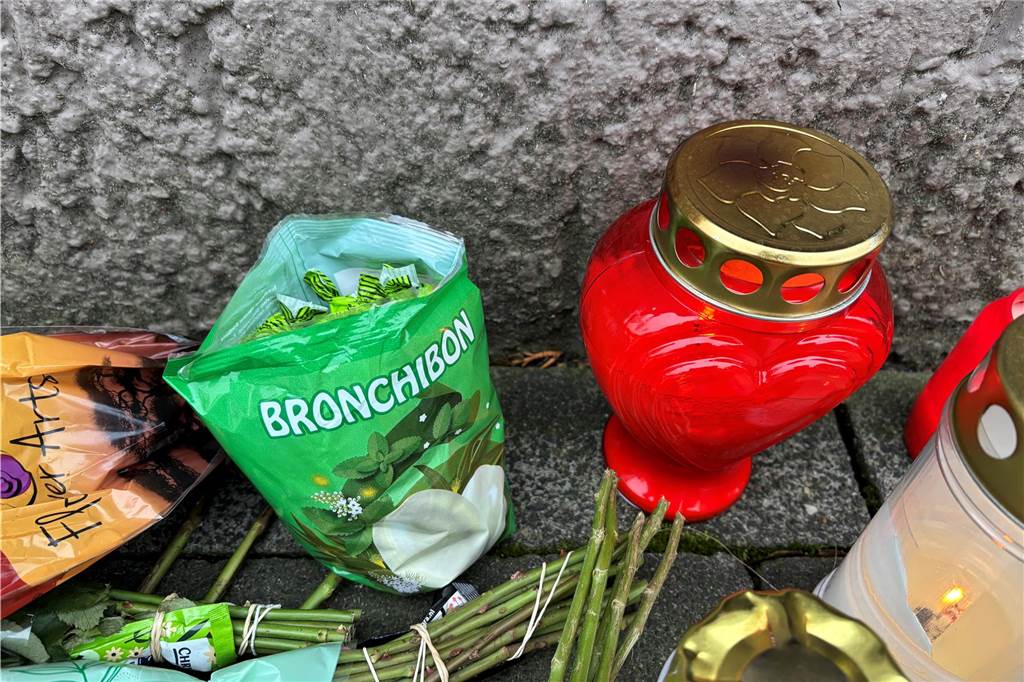 „Däumchen drücken, Jamaika ruft!“: So erinnert sich Hillen an die getötete Rita (71) Vor dem Wohnhaus der getöteten Rita (71) in Recklinghausen-Hillen haben Menschen Grabkerzen, Blumen und Bonbons niedergelegt.
