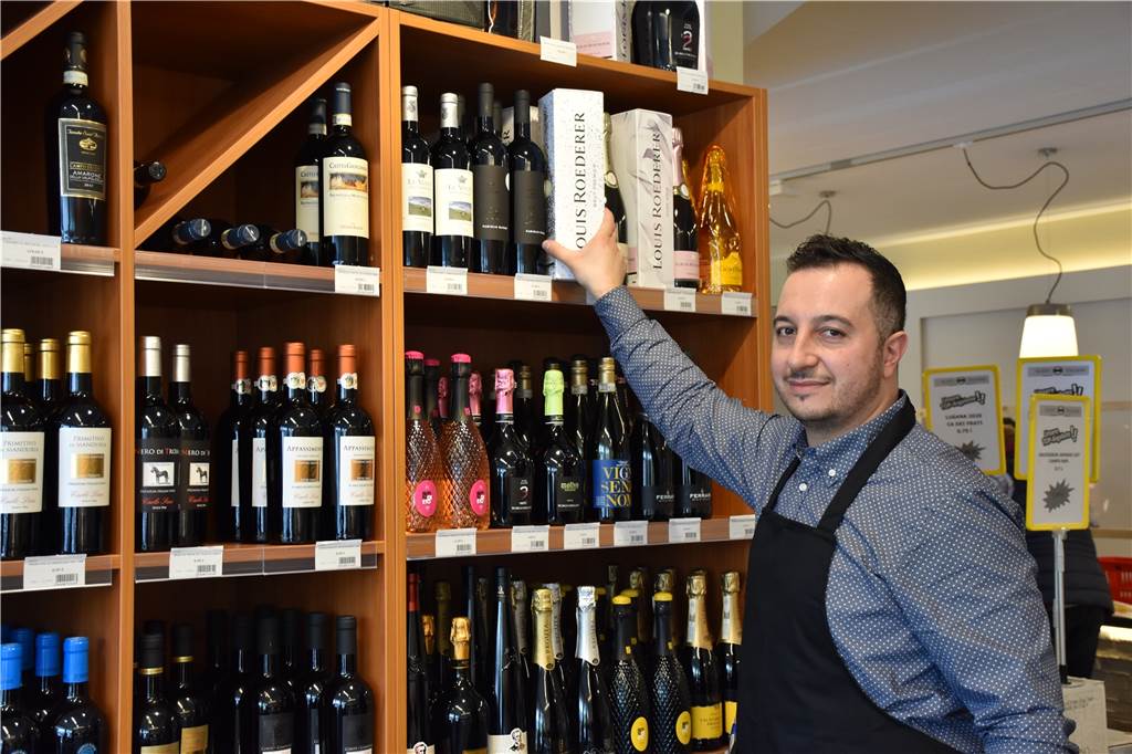 Mit Video: Von Pistazien-Pesto bis Parmaschinken - ein Stück Italien in Werne Auch zahlreiche italienische Weine finden sich im Sortiment des Supermarktes.