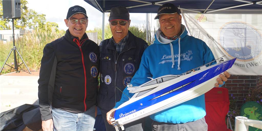 Mit Bildern: Modellboote erobern das Solebad - aber nicht alle dürfen ins Wasser Drei Männer halten ein Boot und gucken in die Kamera