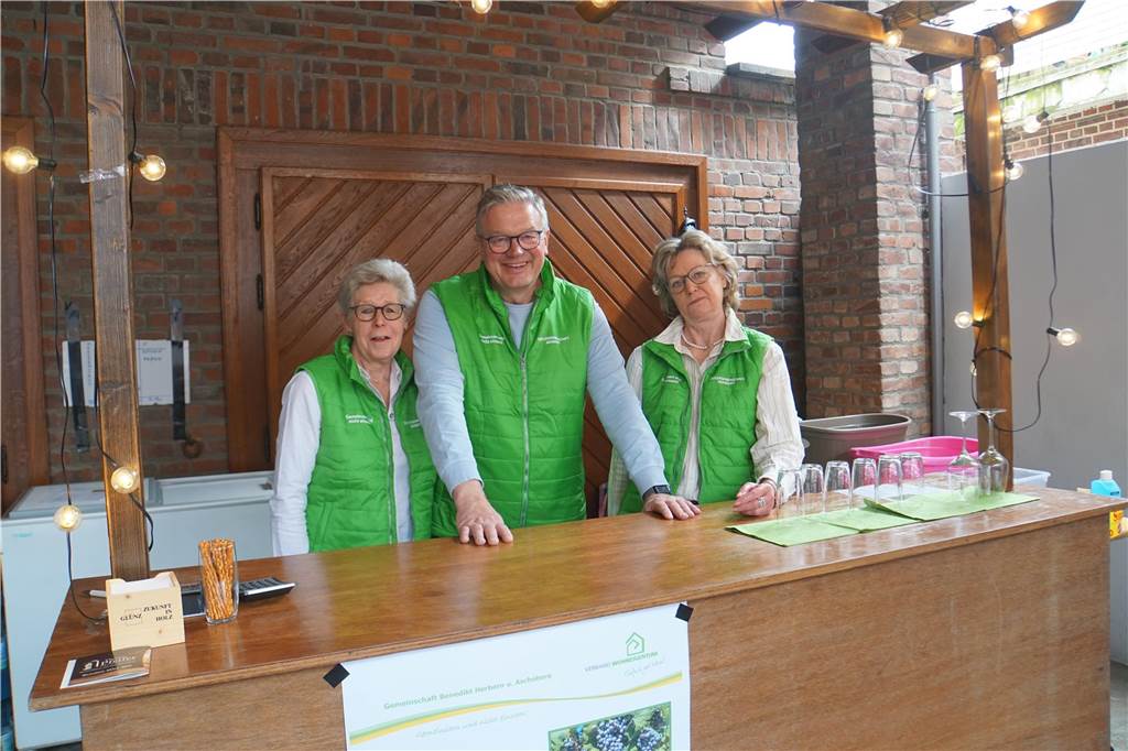 Auch zum ersten Mal auf dem Frühlingsfest gab es den „Weintreff Benedikt" von der „Siedlergemeinschaft Benedikt Herbern und Ascheberg" v.l. Martina Möller, Vorsitzender Markus Aschoff, Christiane Möller-Kemming