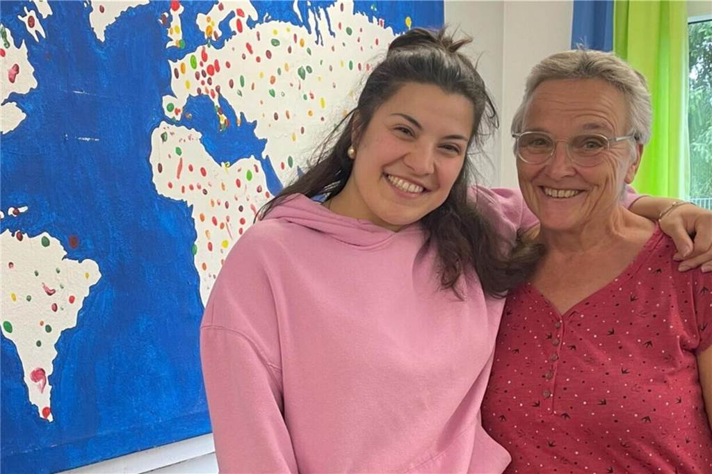 Valerina Fischer und Gabriele Schneider stehen vor einer Weltkarte
